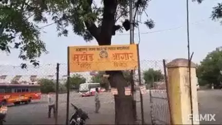 मुखेड: बस स्थानकामधून बसमध्ये चढताना सोन्याचे मिनी गंठण अज्ञात चोराने केले चोरी, मुखेड पोलिसात गुन्हा नोंद