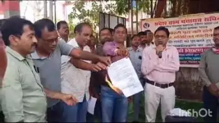 बकावंड: बकावंड ब्लॉक के पंचायत सचिवों ने सरकार के 24 घंटे काम में लौटने के आदेश को जलाकर किया विरोध प्रदर्शन