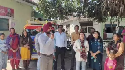 ਧਾਰ ਕਲਾਂ: ਜ਼ਿਲ੍ਹਾ ਪਠਾਨਕੋਟ ਦੇ ਧਾਰ ਵਿਖੇ ਪੰਜਾਬ ਸਰਕਾਰ ਵੱਲੋਂ ਦਾਖਲਾ ਜਾਗਰੂਕਤਾ ਵੈਨ ਨੂੰ ਜ਼ਿਲਾ ਸਿੱਖਿਆ ਅਫਸਰ ਨੇ ਓਕੇ ਦਿੱਤੀ ਹਰੀ ਝੰਡੀ