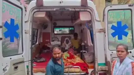 गुदड़ी: पुलिस जवान की मदद से गुदड़ी के बुरुगुलीकेरा की प्रसूता महिला को एम्बुलेंस से अस्पताल पहुंचाया गया