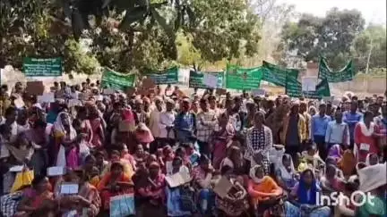 आनंदपुर: प्रखंड परिसर में भूमि बैंक रद्द करने की मांग को लेकर ग्रामीणों ने धरना प्रदर्शन किया