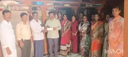 ಶಿರಹಟ್ಟಿ: ಕೊಂಚಗೇರಿ ಗ್ರಾಮದಲ್ಲಿ ಹಾಲು ಉತ್ಪಾದಕರ ಆಕಳು ಮೃತಪಟ್ಟ ಹಿನ್ನೆಲೆಯಲ್ಲಿ ಕೆಎಂಎಫ್ ಪರಿಹಾರ ಚೆಕ್ ವಿತರಣೆ