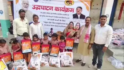 गौनहा: माधोपुर पंचायत के पकड़ी बिसौली गांव में आंगनबाड़ी केंद्रों पर स्कूल बैग और पोषण किट का वितरण किया गया