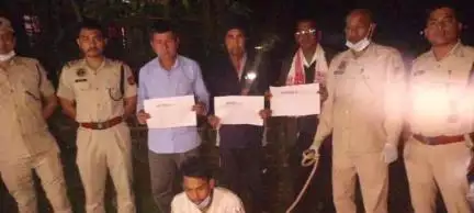 ঢকুৱাখানা ভাগ: ঢকুৱাখনাৰ জামুগুৰিত খেদি খেদি
৪টা ড্রাগছ ভর্তি কন্টেনাৰৰ সৈতে এজন যুৱকক আটক আৰক্ষীৰ