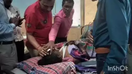 ইন্দপুর: ভ্রমণেগিয়ে বাস দুর্ঘটনায় আহত নিয়ামতপুর গ্রামের বাসিন্দাদের সঙ্গে দেখা করে পাশে থাকার আশ্বাস দিলেন ইন্দপুর ব্লক সভাপতি