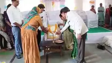 હારીજ: મહિલા અને બાળ કલ્યાણ સમિતિના ચેરમેનની અધ્યક્ષતામાં હારીજ બ્રાહ્મણ સમાજની વાડી ખાતે નારી સંમેલન યોજાયું