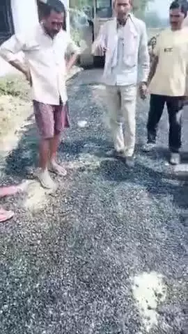 अम्बेडकर नगर,सड़क में घटिया सामग्री का उपयोग! #gorakhpur #india #indian #uttarpradesh #national #bansgaon #viral