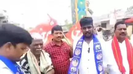 నార్కెట్​పల్లి: ఎల్లారెడ్డిగూడెంలో జాతీయ రహదారికి ఇరువైపులా ఉన్న సర్వీస్ రోడ్ల నిర్మాణం చేపట్టాలి: CPM,BSP నేతలు