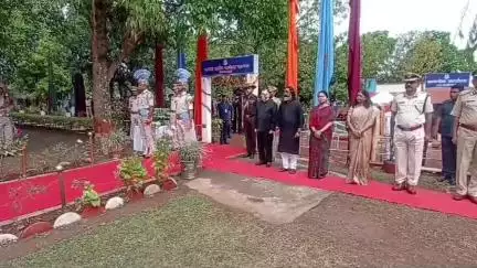#राँची : शहीद CRPF जवान सुनील कु. मंडल को श्रद्धांजलि देते हुए राज्यपाल संतोष कुमार गंगवार एवं मुख्यमंत्री हेमन्त सोरेन।