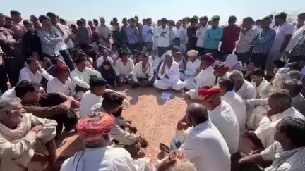 खींवसर: खींवसर के मूंदियाड़ में करंट से तीन जनों की मौत के मामले में विधायक रेवंतराम डांगा पहुंचे मौके पर