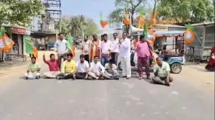 বামনগোলা: ধামইর কৃষি উন্নয়ন সমবায় সমিতির নির্বাচন না হওয়ায় বামনগোলাতে পথঅবরোধ করে বিক্ষোভ BJP-র