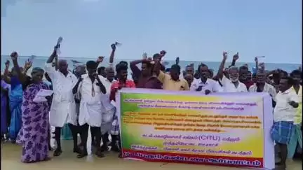 கீழக்கரை: முத்துப்பேட்டையில் ஹைட்ரோ கார்பன் கிணறு அமைக்க எதிர்ப்பு தெரிவித்து கடலில் இறங்கி ஆர்ப்பாட்டம்