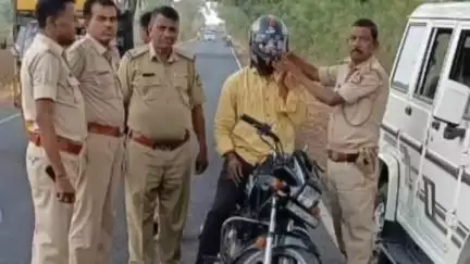 ಕಮಲನಗರ: ಕುಶನೂರ್ ಠಾಣೆ ಪೊಲೀಸರಿಂದ ದಂಡದ ಬದಲಾಗಿ ಹೆಲ್ಮೆಟ್ ವಿತರಿಸಿ ಸಂಚಾರ ಜಾಗೃತಿ