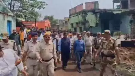 অন্ডাল: ধস প্রবণ অন্ডালের হরিশপুর গ্রাম বসবাসযোগ্য নয় বিপদের আকাঙ্ক্ষা রয়েছে পরিদর্শনে এসে বললেন ECL CMD সতীশ কুমার ঝাঁ