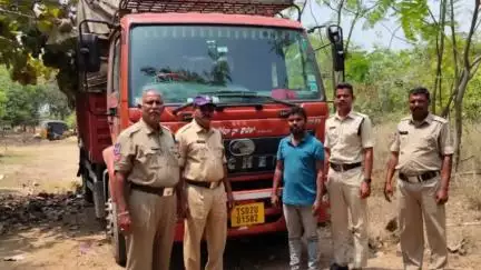 వీణవంక: మండలంలోని రెడ్డిపల్లి గ్రామ శివారులో పోలీసుల వాహనాల తనిఖీలో పట్టుబడిన120 క్వింటాల PDS రైస్ పట్టివేత ఇద్దరిపై కేసు నమోదు