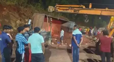 ବଣେଇ: ଜାମୁଡିହି ଟୋଲଗେଟ ନିକଟସ୍ଥ ଚା ଦୋକାନକୁ ପଶିଗଲା ହାଇୱା, ୩ ମୃତ ଓ ୨ ଗୁରୁତର
