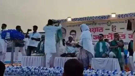 ফরাক্কা: ফারাক্কার সৈয়দ নুরুল হাসান কলেজ ময়দানে আয়োজিত হয় ইফতার মাহফিল