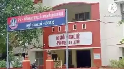 அரவக்குறிச்சி: தும்பிவாடி அருகே இருசக்கர வாகனம் சாலையை கடக்க முயன்ற போது சரக்கு வாகனம் போது விபத்து