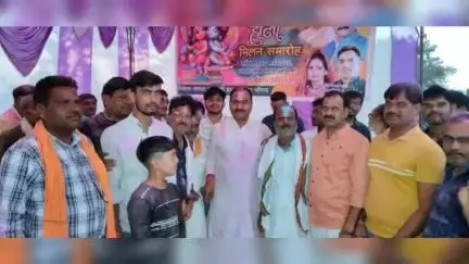 मोंगना में ग्रामवासियों द्वारा आयोजित होली मिलन समारोह में पूर्व विधायक डॉ शिशुपाल यादव हुए शामिल