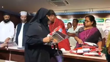 সিঙ্গুর: হুগলির সিঙ্গুর পঞ্চায়েত সমিতির হলে পবিত্র ঈদ উপলক্ষে ২০০০ সংখ্যালঘু ব্যক্তিদের উপহার  দিলেন রাজ্যের মন্ত্রী ও বিধায়ক