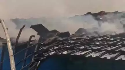 शार्ट सर्किट से लगी आग घर व समान जलकर राख