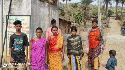 झरने के पानी के ग्रामीण प्यास बुझाने को मजबूर चसगांवा पंचायत के चपलगोड़ा गांव में 1 साल से पेयजल आपूर्ति ठप