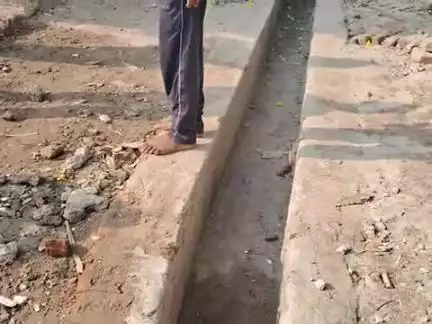 बहुत अच्छा विकास हो रहा है महेशखूंट बायपास रोड जिला परिषद के फंड से बन रहा है सवाल है कितनी गुणवत्ता से