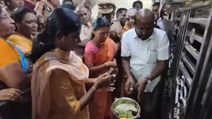 குளத்தூர்: நார்த்தாமலை ஸ்ரீ முத்துமாரியம்மன் ஆலயத்தில் பூ பிரிக்கும் நிகழ்வு பங்கேற்றார் மாவட்ட ஆட்சியர் அருணா