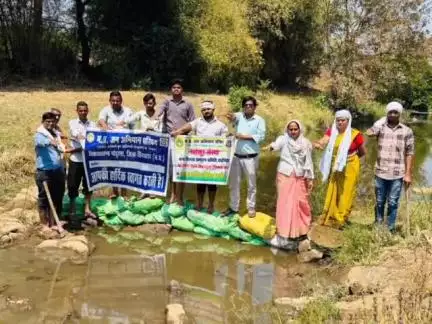 आदर्श ग्राम दाढी़मेटा में जल संरक्षण हेतु बनाया बोरी बांध 
जन अभियान परिषद ने किया जल बचाने प्रेरित।।पांढुरना।।