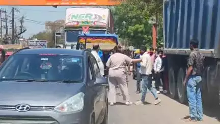 जिला उद्योग अधिकारी की पत्नी ने ट्रैक्टर ड्राइवर को सरेआम सड़क पर कॉलर पकड़ कर मारा ! देखें वीडियो।
#हमीरपुर