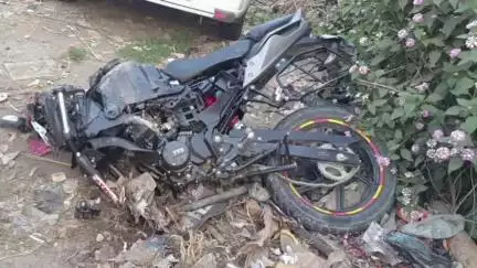 मरवन: करजा पुल के पास देर रात बाइक और कार की टक्कर में एक व्यक्ति की मौत, दूसरा गंभीर रूप से घायल
