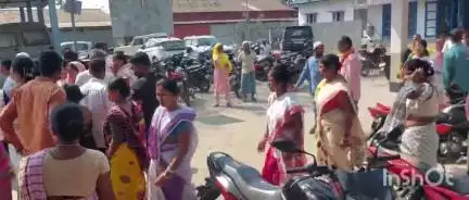 গৰৈমাৰী: গৰৈমাৰী উন্নয়ন খণ্ডৰ কাৰ্যালয়ত উত্তেজনা,প্ৰধানমন্ত্ৰী আৱাস যোজনা আঁচনিৰ ঘৰৰ নতুন জৰীপৰ নামত দুৰ্নীতিৰ অভিযোগ এদল মহিলাৰ