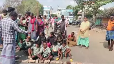 தொட்டியம்: காட்டுப்புத்தூரில் இடிக்கப்பட்ட பள்ளி கட்டிடத்தை  மீண்டும் கட்டித்தர வலியுறுத்தி பெற்றோர்கள் மாணவ, மாணவிகளுடன் சாலை மறியல்