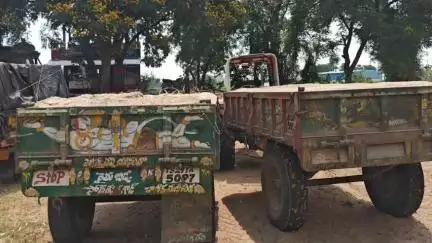 మద్దిరాల: మద్దిరాల ఎక్స్ రోడ్ వద్ద , మరియు ముకుందపురం సమీపంలో రెండు ఇసుక  ట్రాక్టర్ల పట్టివేత:ఎస్సై వీరన్న