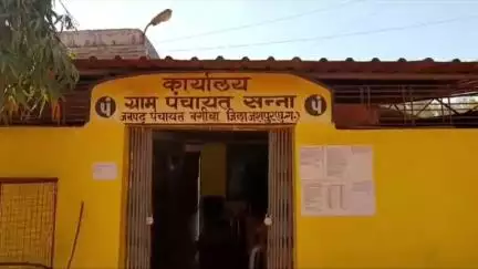 ग्राम पंचायत सन्ना में समिति प्रबंधक ने किसानों को सरकार द्वारा चलाई जा रही विभिन्न योजनाओं की दी जानकारी