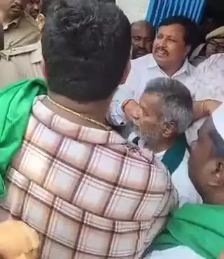 ಹಾರೋಹಳ್ಳಿ: ತಹಶಿಲ್ದಾರ್ ವರ್ಗಾವಣೆ ಖಂಡಿಸಿ ಹಾರೋಹಳ್ಳಿ ತಾ.ಕಚೇರಿ ಎದರು ಪ್ರತಿಭಟನೆ