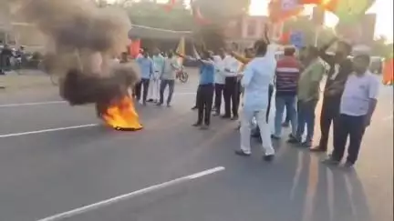 কোলাঘাট: শুভেন্দু অধিকারীর উপর আক্রমণের প্রতিবাদে কোলাঘাটে  16 নম্বর জাতীয় সড়ক অবরোধ করল বিজেপি কর্মীরা
