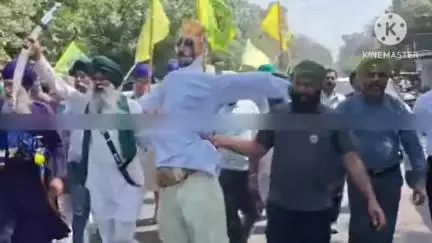 ਫਿਲੌਰ: ਕਿਸਾਨਾਂ ਨੇ ਸੂਬਾ ਸਰਕਾਰ ਵੱਲੋਂ ਕਿਸਾਨਾਂ 'ਤੇ ਕੀਤੀ ਕਾਰਵਾਈ ਨੂੰ ਲੈ ਕੇ ਫਿਲੋਰ ਵਿਖੇ ਮੁੱਖ ਮੰਤਰੀ ਮਾਨ ਦਾ ਪੁਤਲਾ ਫੂਕ ਕੇ ਕੀਤਾ ਪ੍ਰਦਰਸ਼ਨ