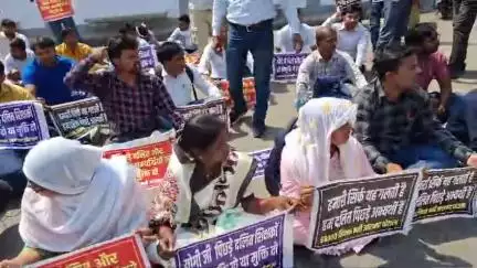 #लखनऊ 

बेसिक शिक्षा मंत्री के आवास का घेराव 

69 हज़ार शिक्षक भर्ती अभ्यार्थी शिक्षा मंत्री के आवास के बाहर धरने पर