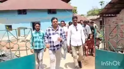 তালড্যাংরা: শ্যামসুন্দরপুর বুথে ভোটার লিস্ট যাচাই করতে গেলে ওই লিস্টে ভুয়ো ভোটার রয়েছে বলে অভিযোগ তৃণমূল নেতৃত্বের