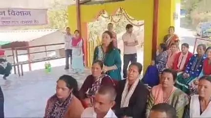 लैंसडाउन: ग्राम गूम में सरकार जनता के द्वार कार्यक्रम में अपर निदेशक पशुपालन ने चौपाल लगाकर ग्रामीणों की समस्याएं सुनीं