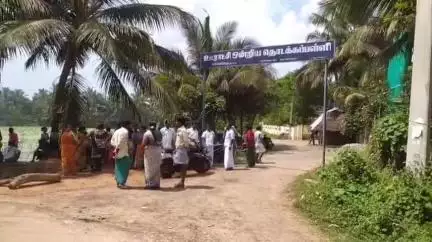 பட்டுக்கோட்டை: தலைமை ஆசிரியரை தரைக்குறைவாக பேசியவரை கண்டித்து பெற்றோர்கள் மாணவர்கள் மன்னங்காடு ஊராட்சி ஒன்றிய தொடக்கப் பள்ளி முன்புஆர்ப்பாட்டம்