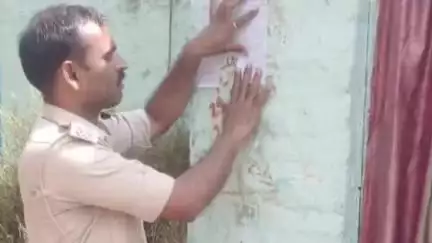 पानापुर: धोबवल गांव में लंबे समय से फरार के घरों पर पुलिस ने चिपकाया इश्तेहार, थानाध्यक्ष ने दी जानकारी