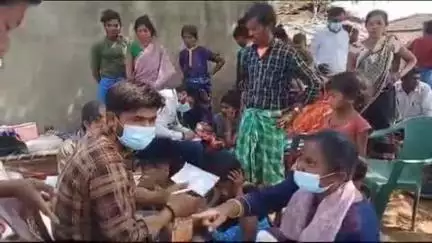 मंडरो: नगरभीठा आदीम जनजातीय पहाड़ियों में स्वास्थ्य टीम ने दूसरे दिन भी ग्रामीणों के सैंपल लिए और उपचार किया