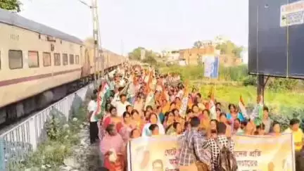 হরিপাল: অবৈধভাবে রেলের উচ্ছেদ প্রতিহত করতে, মানুষদের প্রতি অমানবিক আচরণ ও অত্যাচারের বিরুদ্ধে হরিপালে তৃণমূলের প্রতিবাদী মিছিল