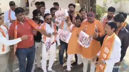 *एकनाथ शिंदे साहब के खिलाफ टिप्पणी करने वाले कुणाल काबरा का युवा शिवसेना ने जलाया पुतला*
 युवा शिवसेना आगर मालवा शंकर टे