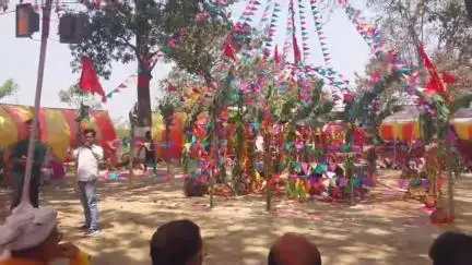 बांसडीह के देवडीह ग्राम मे आयोजित श्री काशीदास बाबा की पूजन अनेकानेक श्रद्धालू का उमड़ा भीड़ जिसमे रामगोविंद पूर्वमंत्री