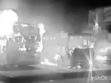 सिंगरौली बस स्टैंड में खड़ी 2 बसों में लगी आग, आग लगने का कारण अज्ञात,1 की मौत #singrauli #sidhi #rewa