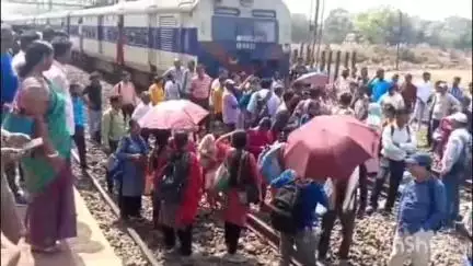 ছাতনা: আসানসোল এক্সপ্রেস প্রতিদিন নির্ধারিত সময়ের থেকে দেরিতে আসায় ঝাঁটিপাহাড়ী স্টেশনে রেলযাত্রীদের বিক্ষোভে চরম উত্তেজনা