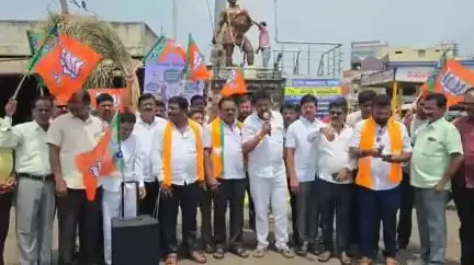 ಹೊನ್ನಾಳ್ಳಿ: ಡಿಸಿಎಂ ಡಿಕೆ ಶಿವಕುಮಾರ್ ಸಂವಿಧಾನ ಬದಲಿಸುವ ಮಾತು: ಖಂಡಿಸಿ ಹೊನ್ನಾಳಿಯಲ್ಲಿ ಬಿಜೆಪಿ ಪ್ರತಿಭಟನೆ